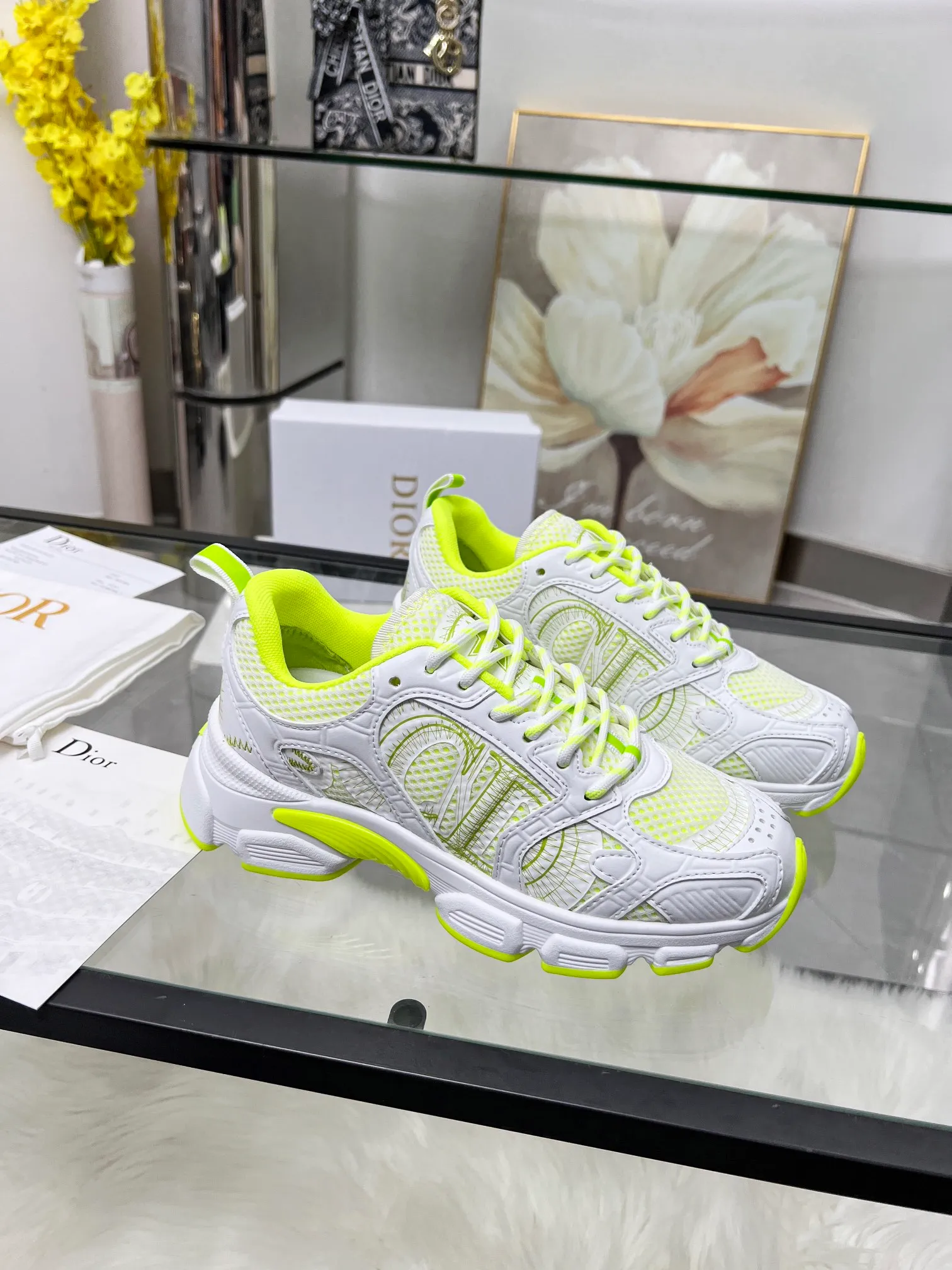 P560🐮🐮The official website of Dijia's new colors has been updated simultaneously [Celebration] This Dior Vibe sneaker incorporates Dior's high-end spirit and reinterprets classic running shoes. White mesh fabric features an Oblique print and is paired with laminated leather-effect panels in gold and silver tones for a contrasting look. It is further embellished with classic details such as 3D effect details, the lucky star symbol on the rear, and the logo on the tongue and rear pull tab. The lightweight sole is embellished with gray stars, complementing a variety of casual or elegant pieces for a modern look. Size: Women’s size 35-41 (35/42 can be customized) Men’s size 40-46 (39/46 can be customized)